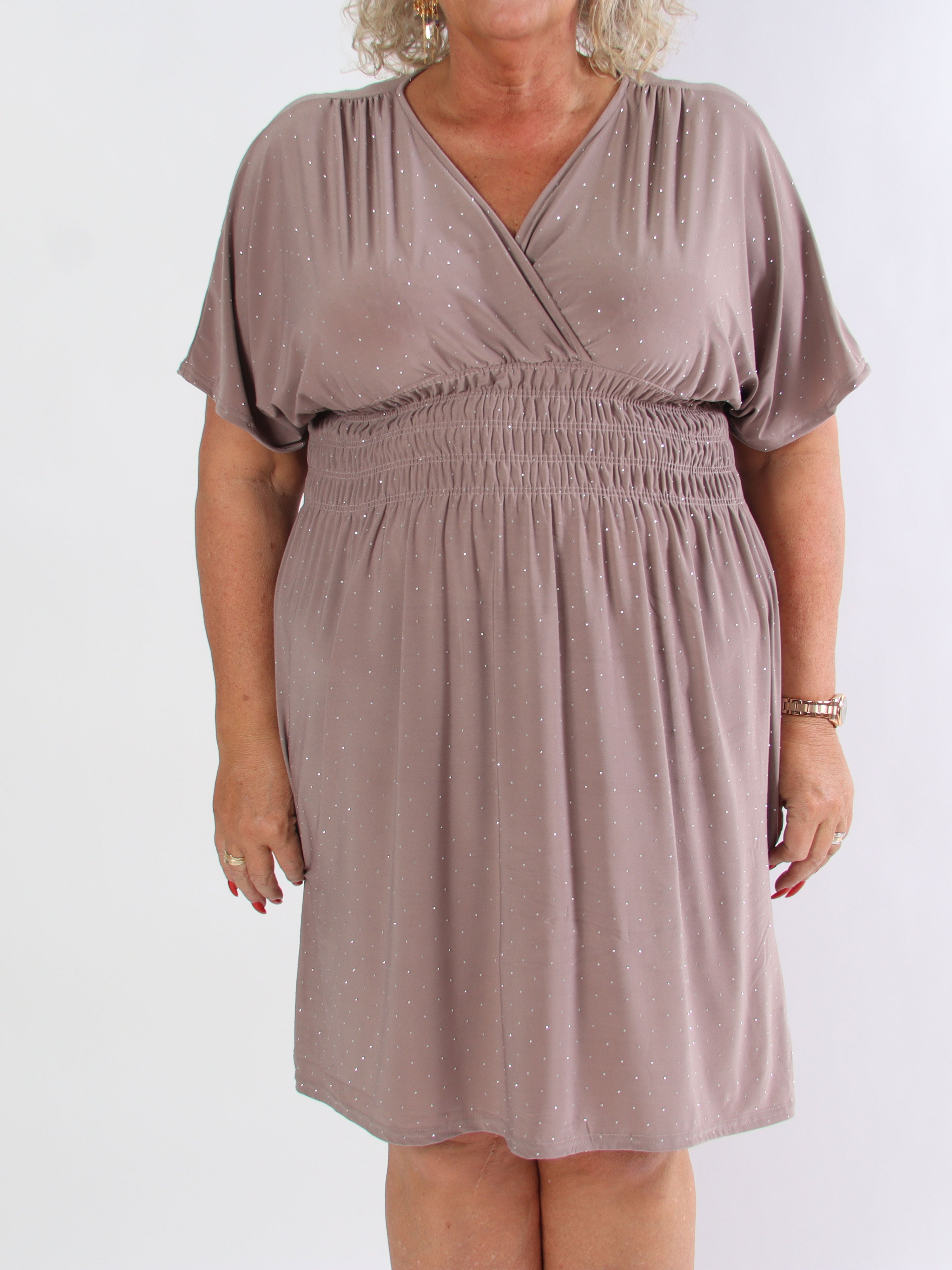 Pams Crystal Short - Kort elastisk plus size klänning med strass